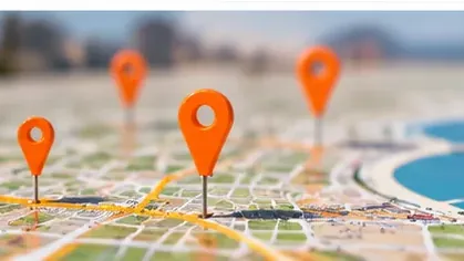 Mapa de una ciudad costera con marcadores naranjas
